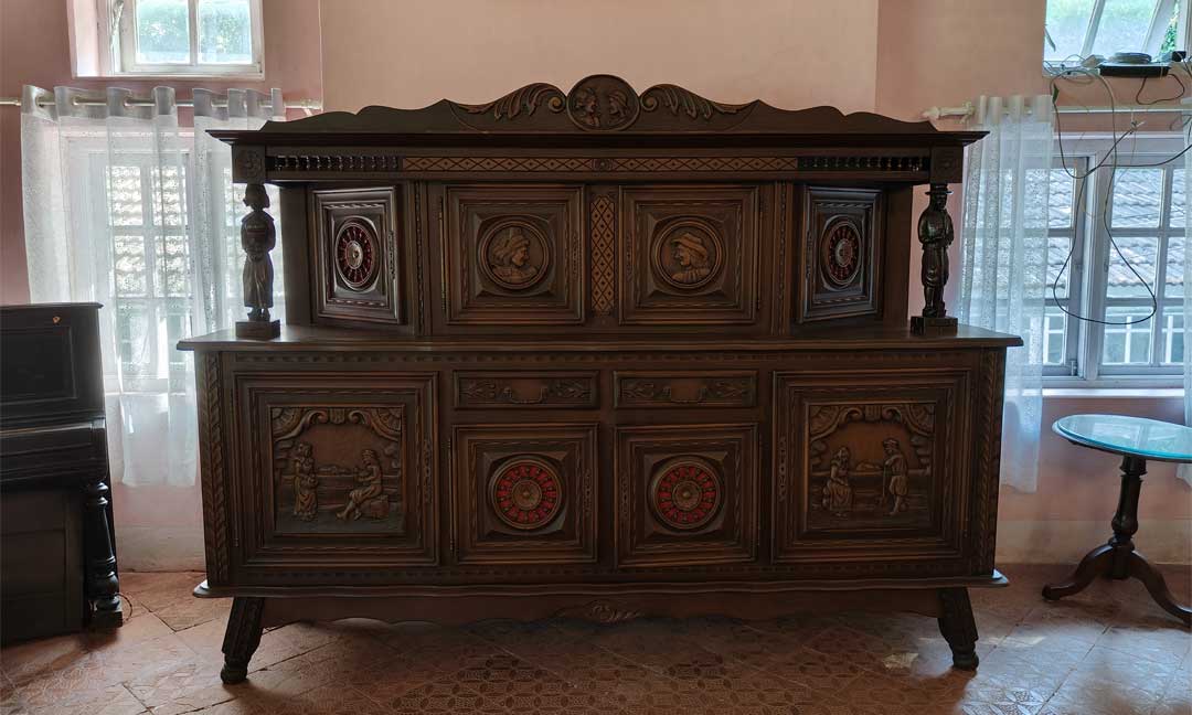 Tipperary Colonial Bungalow - Living Room - 2 Antique Furniture