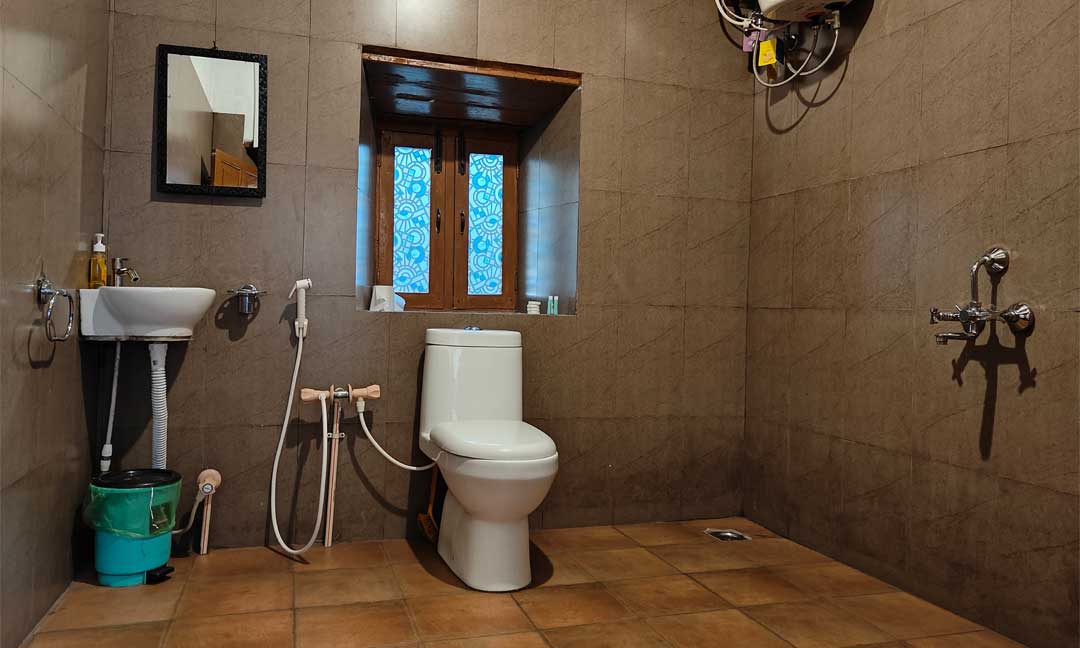 Tipperary Cottage - Shared Bathroom Facility for Room 4 & 5 Guests