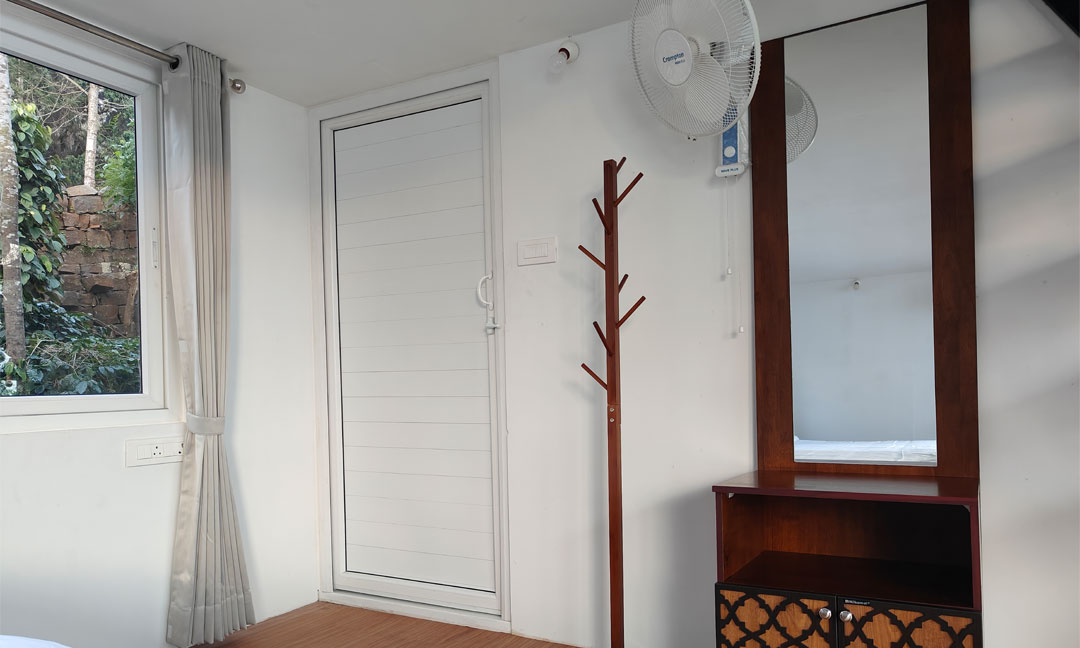 Tipperary Sunset Cabin - Lower Deck - Dressing Table